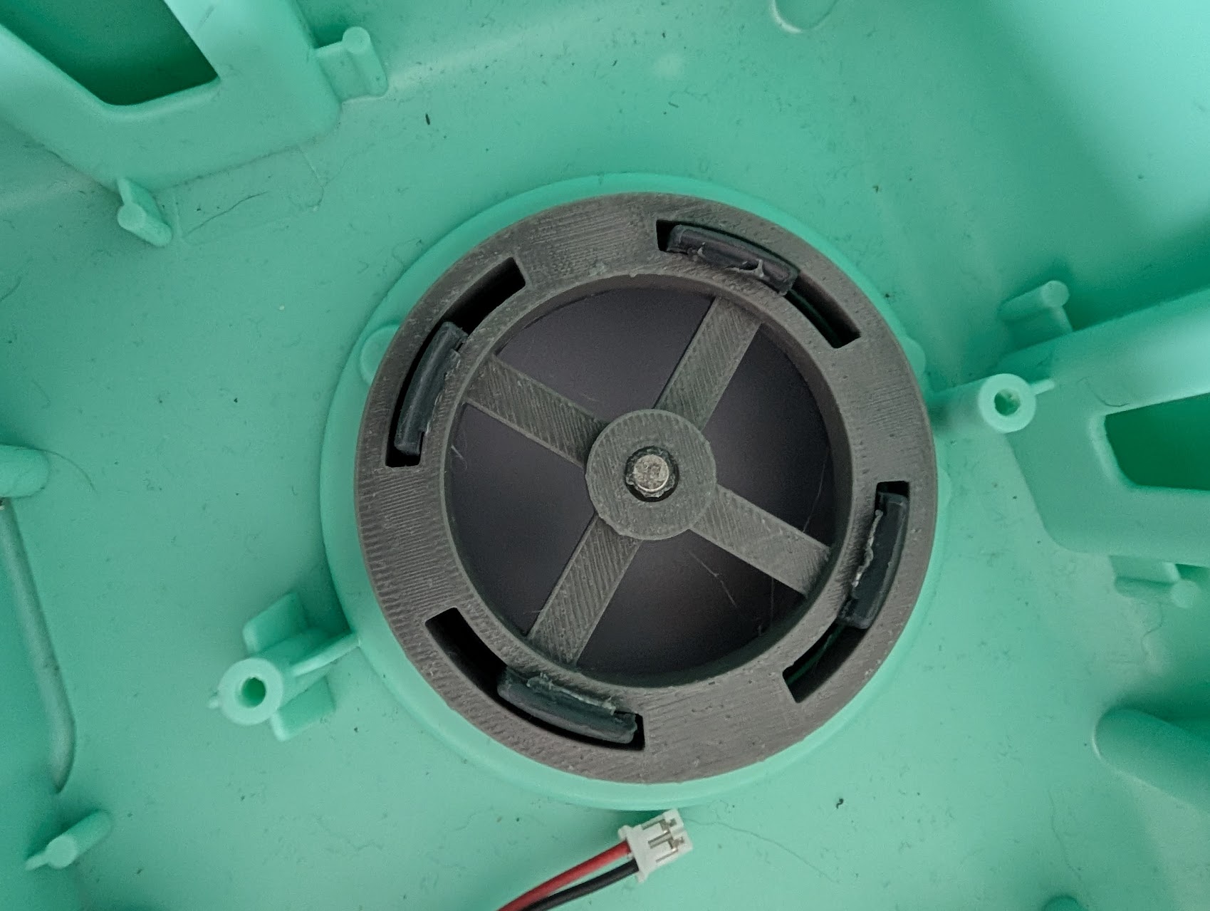 Printed platter mount with a magnet set into its centre